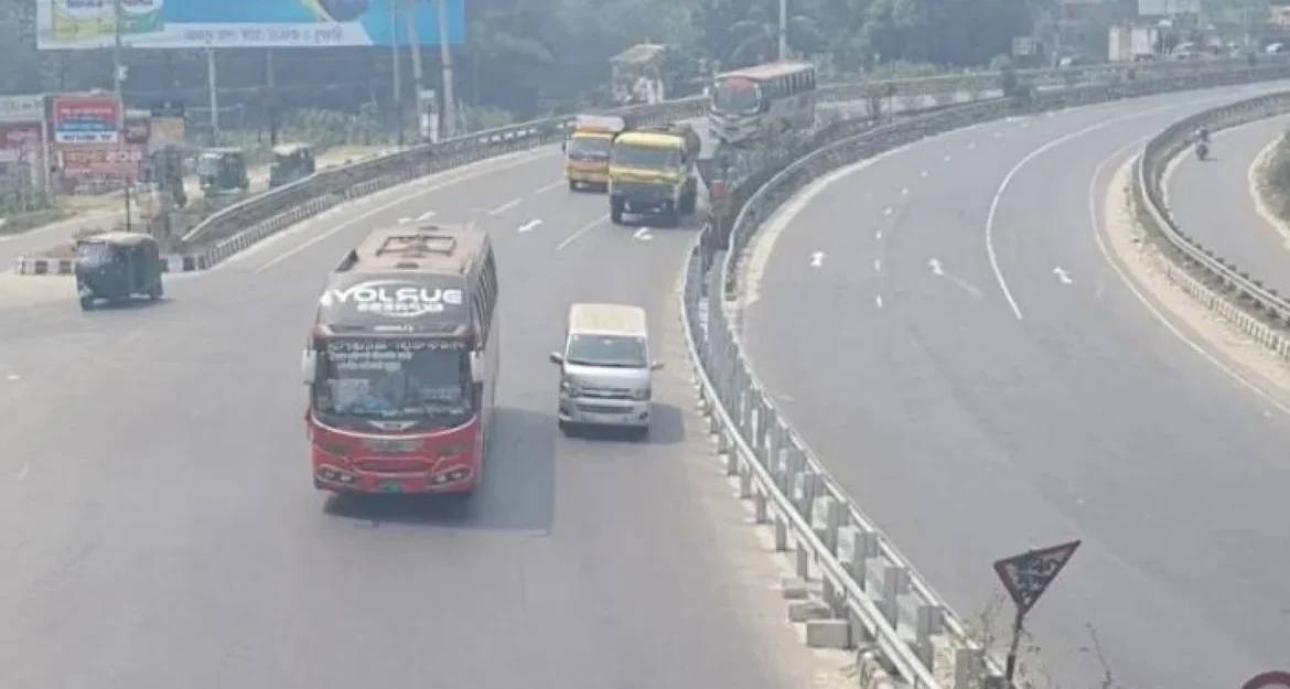 কোথাও নেই যানজট, নির্বিঘ্নে বাড়ি ফিরছে ঘরমুখো মানুষ