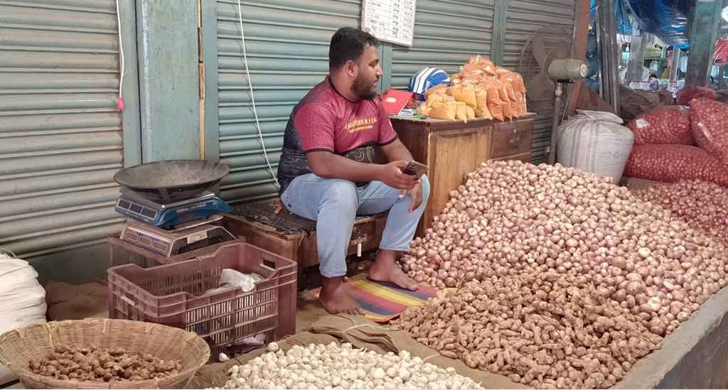 কমেছে পেঁয়াজ ও রসুনের দাম