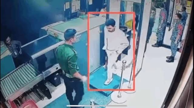 বিমানবন্দরে উপদেষ্টা আসিফের ব্যাগে ম্যাগাজিন, ভুলবশত এসেছে দাবি
