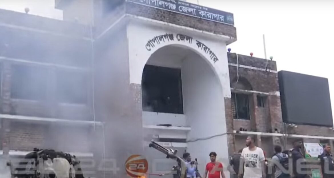 রণক্ষেত্র গোপালগঞ্জ: এবার কারাগারে হামলা: ভাঙচুর, আগুন, লুটপাট